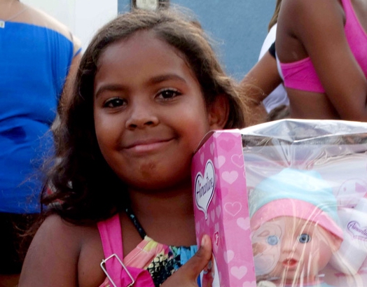 Crianças recebendo presentes no Natal