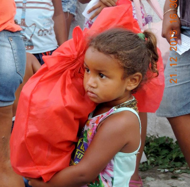 Crianças recebendo presentes no Natal